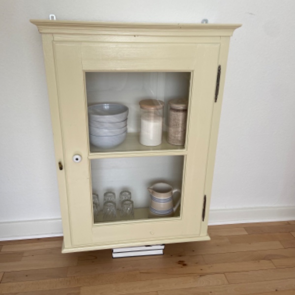 Fragt af mindre vitrineskab