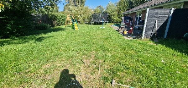 Slået græs, ordnet ukrudt, fjernet haveaffald, måske også ordnet fliser.