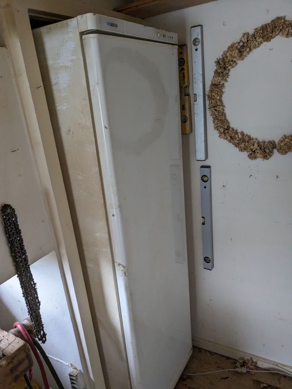 Have fryser sat til storskrald. Det står i et smalt skab med få centimer på siderne og 5 centimeter frit ovenover.