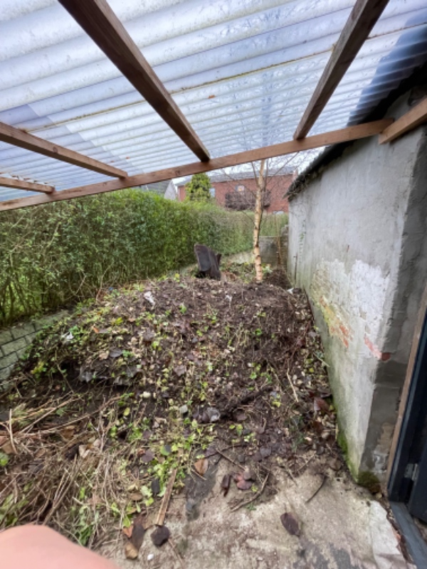 Blandet kompost, jord, sten og metal.