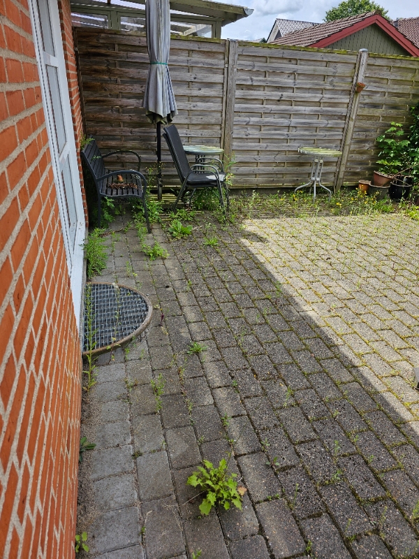 Ukrudtsfjernelse på terrasse