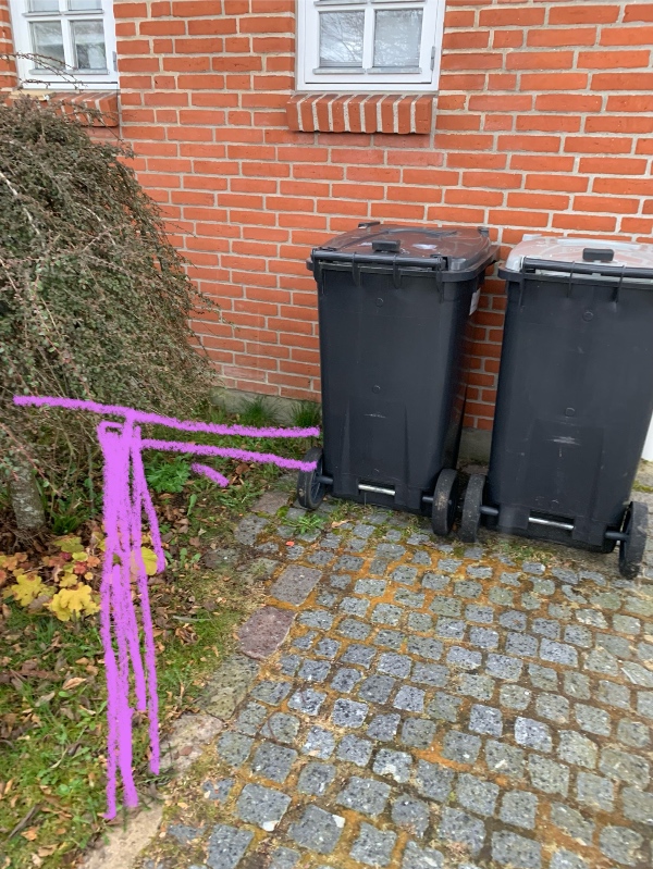 Lægning af brosten og chaussesten ca. 1,5 - 2 m2. Udvidelse af eksisterende indkørsel/skraldespandeplads så der kan stå en ekstra skraldespand. Skal passe sammen med eksisterende belægning som er brosten kant op langs huset og afslutning og chaussesten. Har selv alle sten. Men ikke værktøjet. Det er ca 1,5-2 m2.