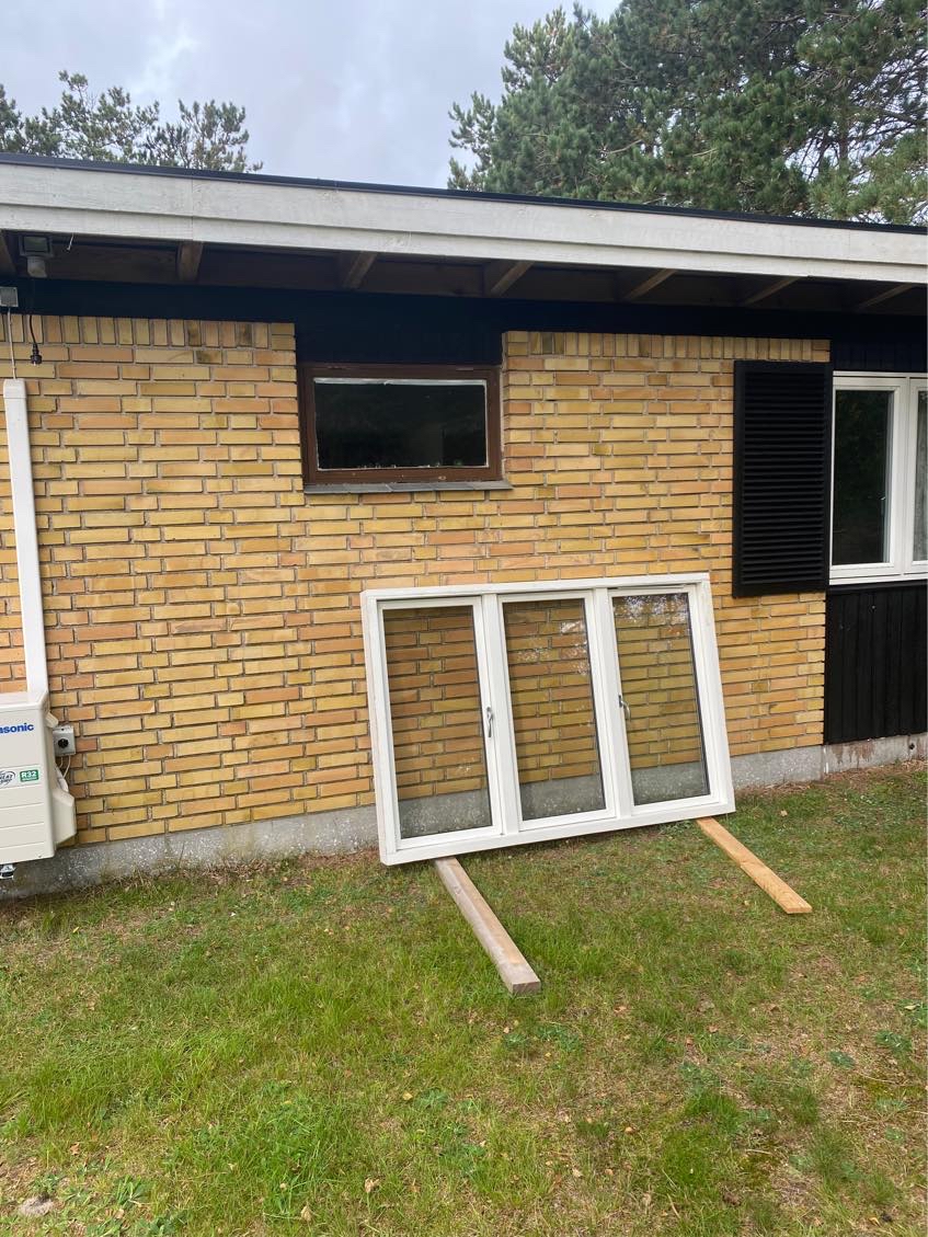 Montering af vindue i murstensvæg