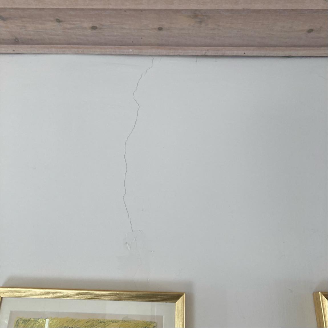 Reperation af revner i væg