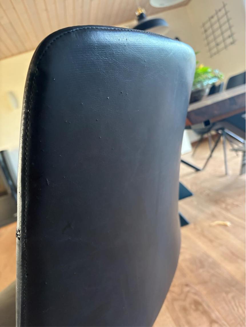 Reparation af læderstol (kattemærker)