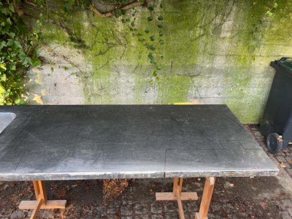 Skåret stål bordplade