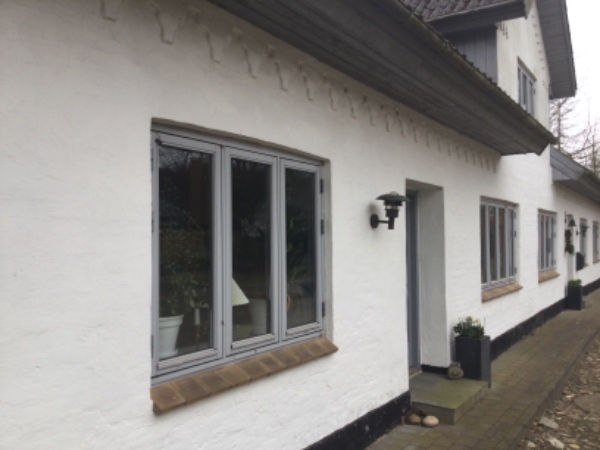 Maling af nordside og gavle på stuehus og lade, samt garage.