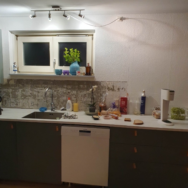 Sat fliser op i et køkken