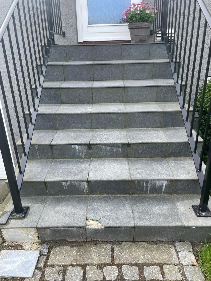 Udskiftning af fliser ved hoveddørstrappe samt opmuring af beton-trappe