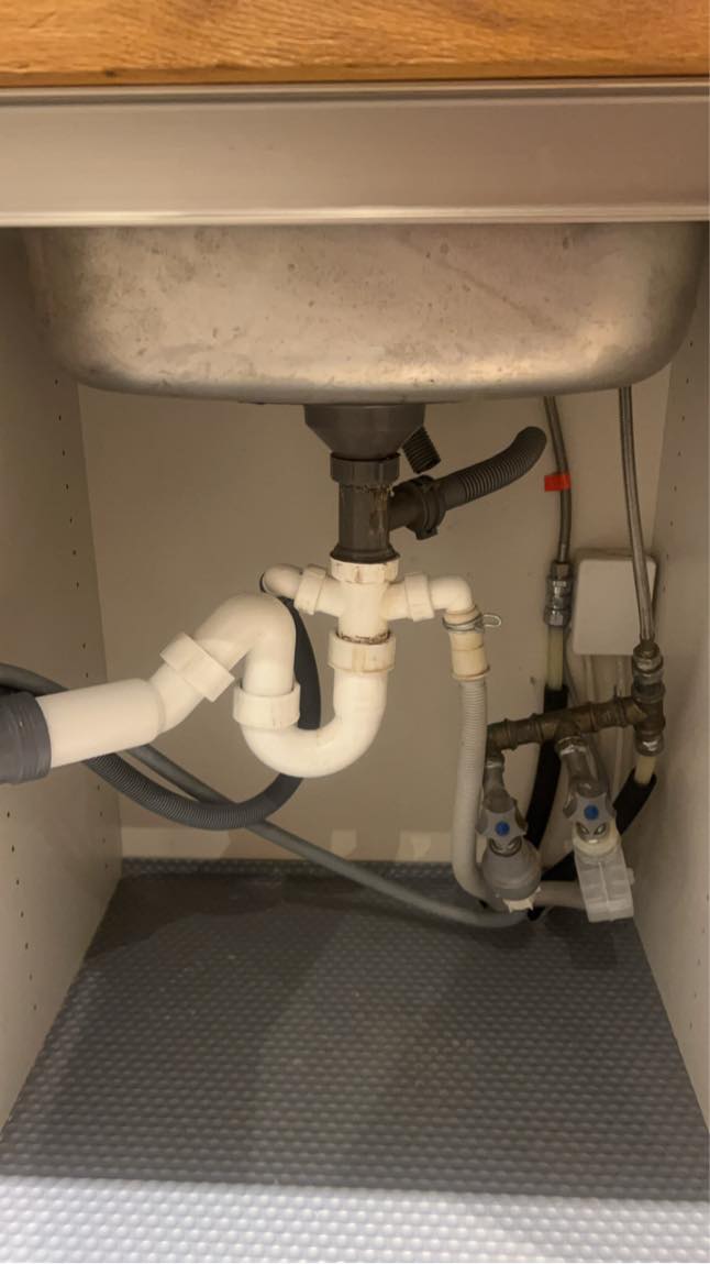 VVS. Hjælp til udskiftning af rør under køkkenvask