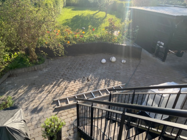 Fjernelse af mos og ukrudt mellem fliser 