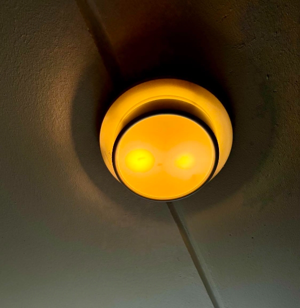 Udskiftning og opsætning af 2 lyskilder i badeværelset, samt udskiftning af eksisterende lyskontakt til lyskontakt med dæmpning.