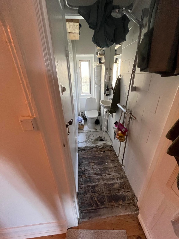 nyt afløb + håndvask rør og badeværelse rør indsat i væg