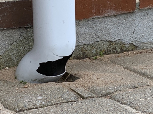 Reparation af nedløbsrør (udskiftning af nederste del)