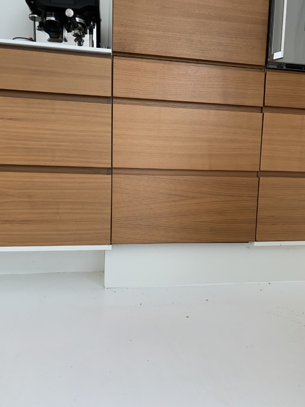 Afinstallering af integreret opvaskemaskine og installation af ny, inkl. fugning af lister