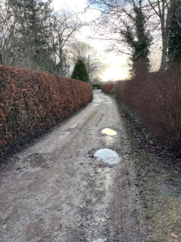 Huller på grusvej skal dækkes