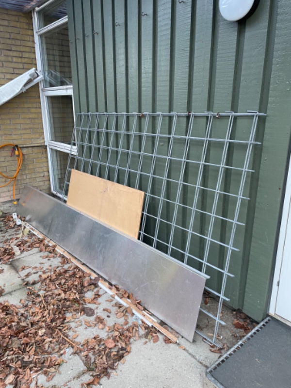 Fjernet affald i forhave og baghave