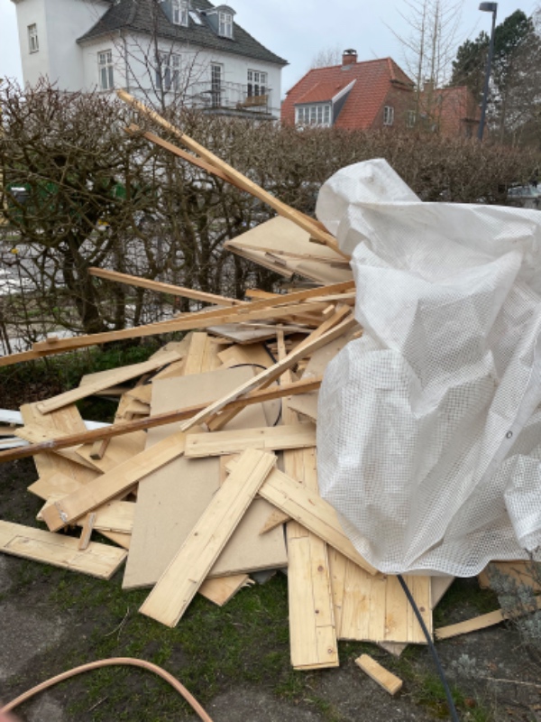 Hentet byggeaffald - mest træ fra en gulvudskiftning