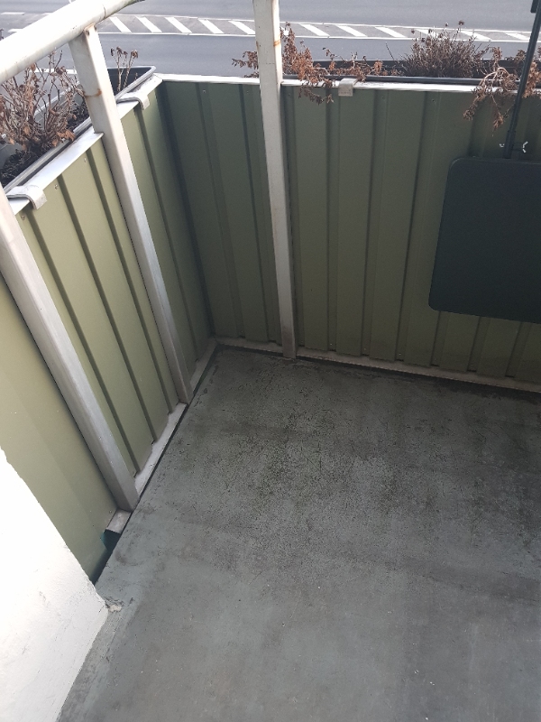 Sat kattenet op på altan . Beton og mursten.  Jeg bor kornvænget. I Ballerup, mod boulevarden