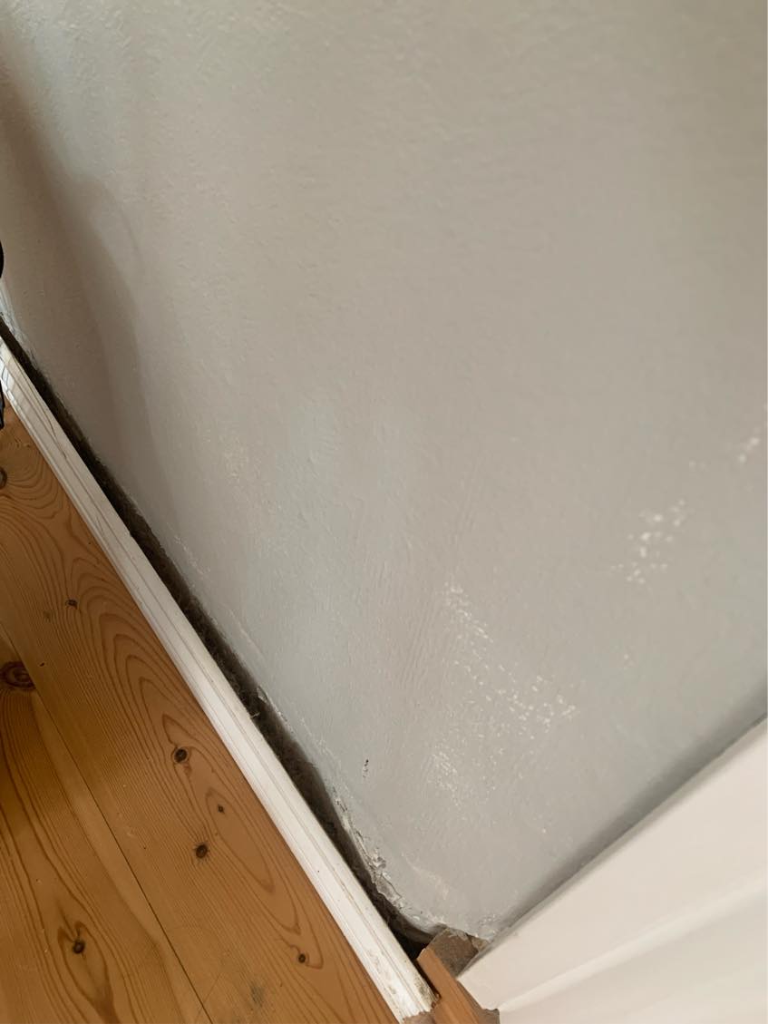 sætte gulvlister på en ujævn mur.