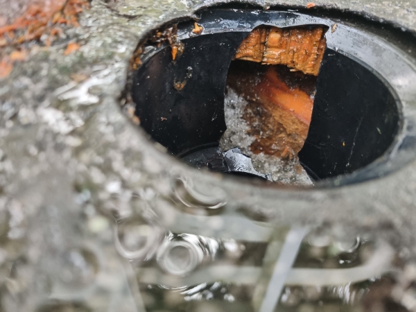 Nedløbsrør fra et fladt tag(tagpap) skal skiftet.