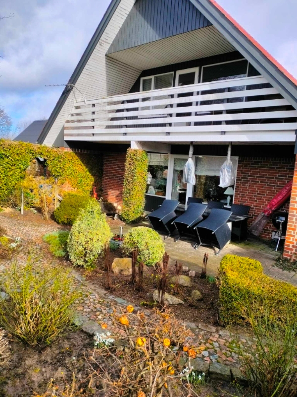 Malet gelænder samt underbeklædning på vindskeder