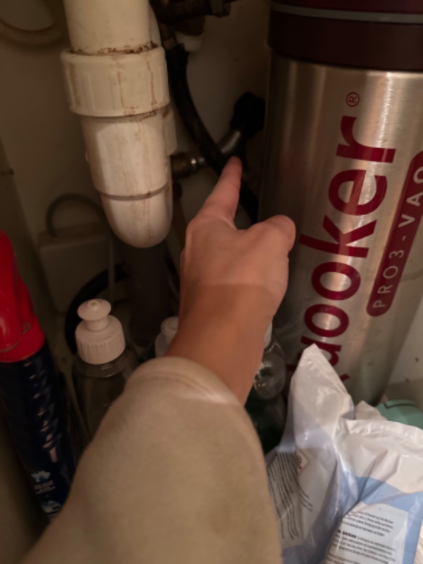 Afløb og hane under vasken skal skiftes