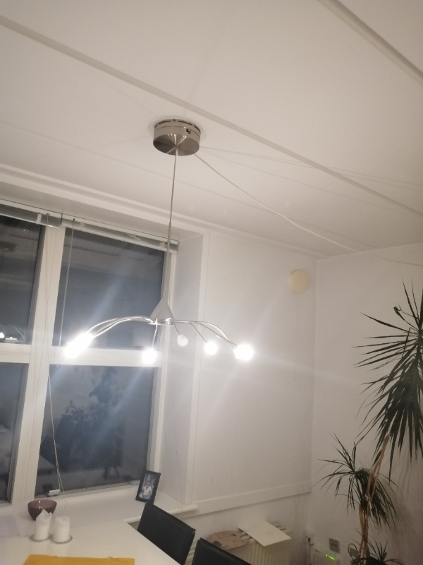 Hænge 6 lamper op, 7 mørklægningsgardiner og 2 persienner