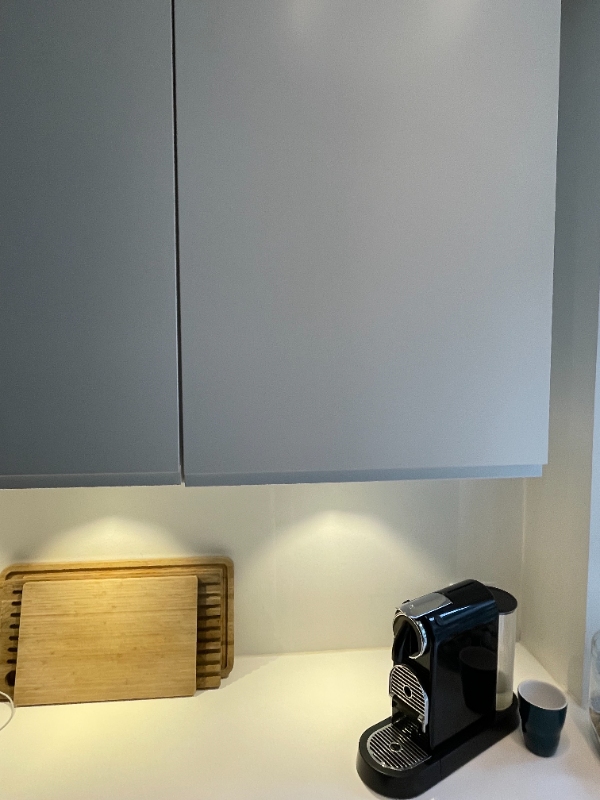 - Tilpasning af skab til nyt vinkøleskab plus en masse andet