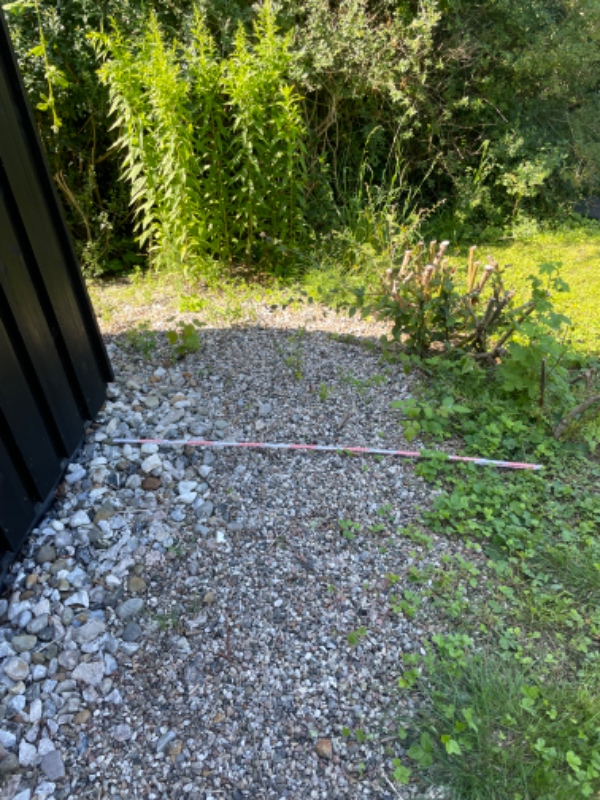 Fjerne perlesten omkring hus