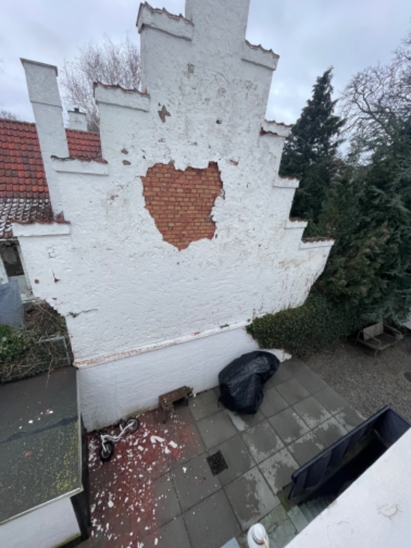 Nedslibning af pudset væg, afdækning til oppudsning, naling. Jeg har ingen ide prismæssigt