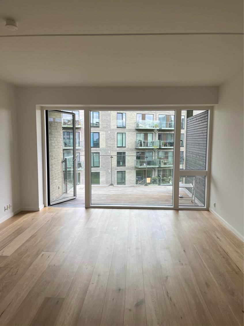 Ophængning af gardinstænger samt en gardinsskinne. Gardinskinne skal skæres til. Alt fra IKEA. Rawplugs og skruer mangler - kan selvfølgelig købes eller betales.