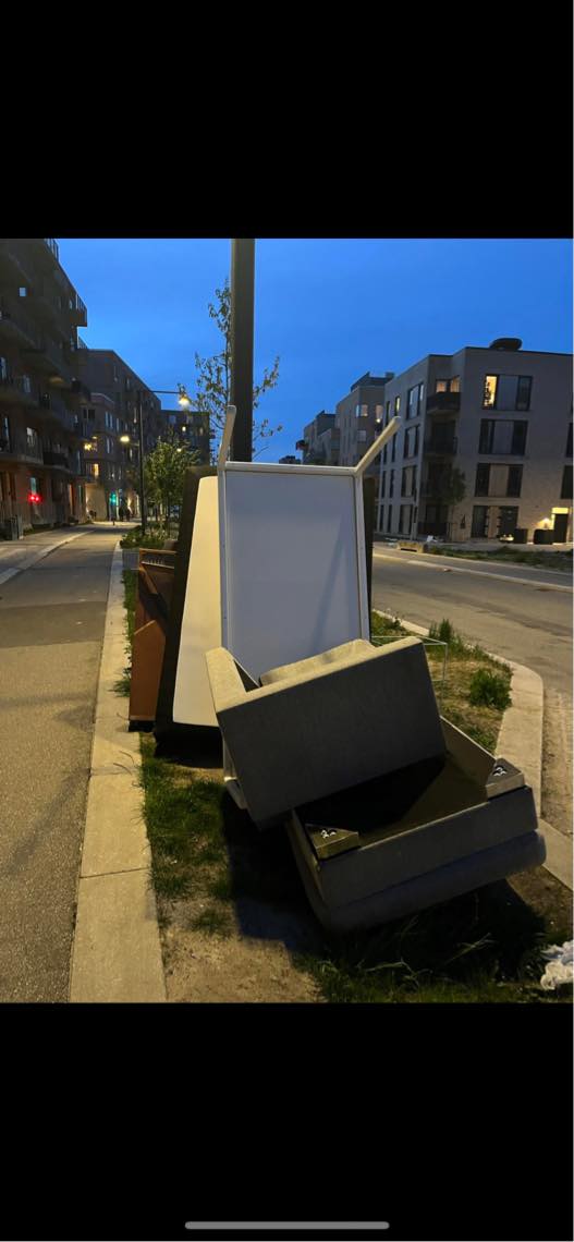Storskrald hentes- to dele sofa, et bord og en box madras
