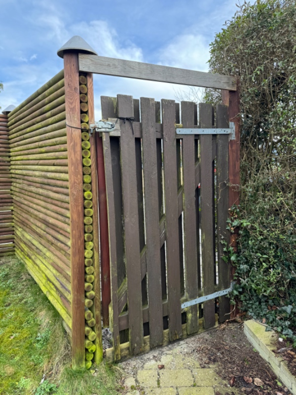 Reparation af havelåge og hegn