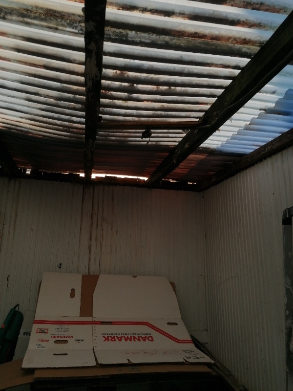 Tage trapezplader ned på carport og udhus og en lille overdækket i forlængelse af udhus, samt udski