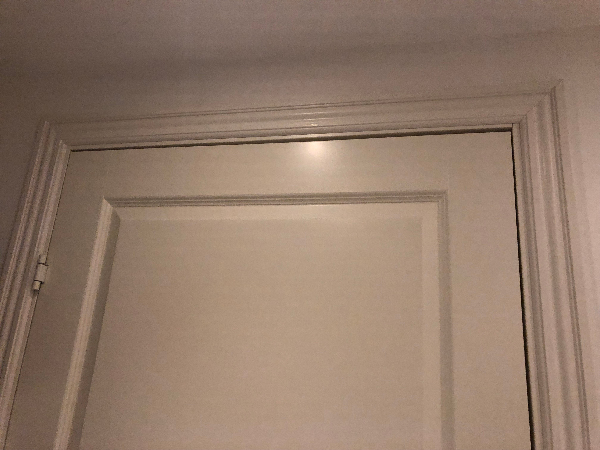 En dør, der hænger og derfor binder. Et vindue/lem der gør det samme