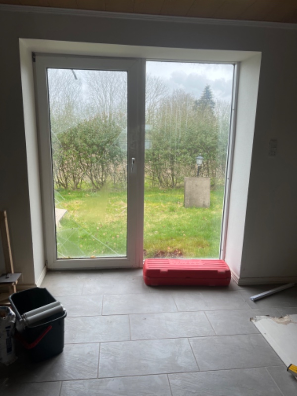 Udskifter gamle dør