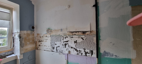 Fjerning af gammelt mørtel og pudsning af køkkenvasken.