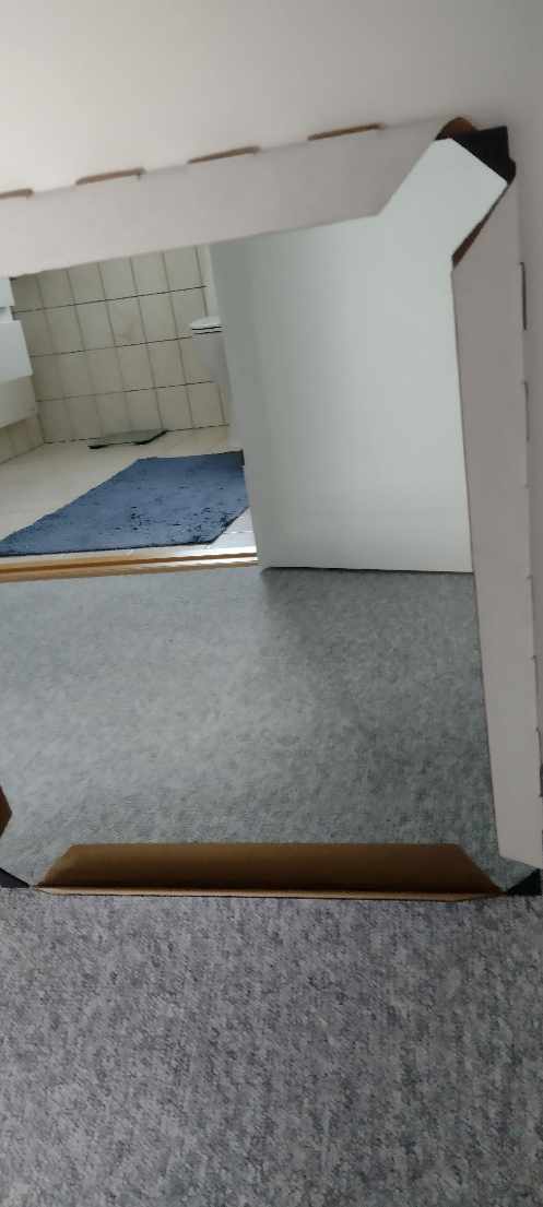 Skift lampe i badet. Hænge nyt spejl op.