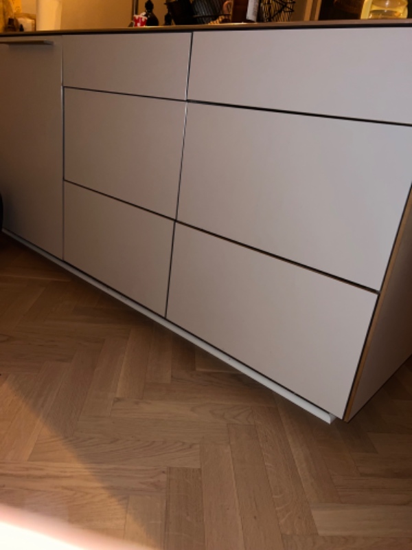 Skiftet låger og skuffer i køkken