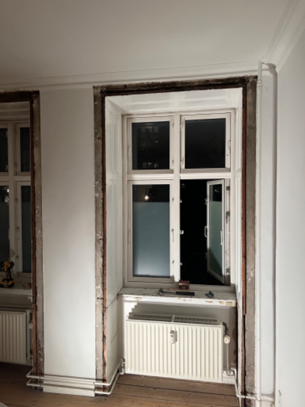 Opsat gerigter om vinduer (2 stk. )