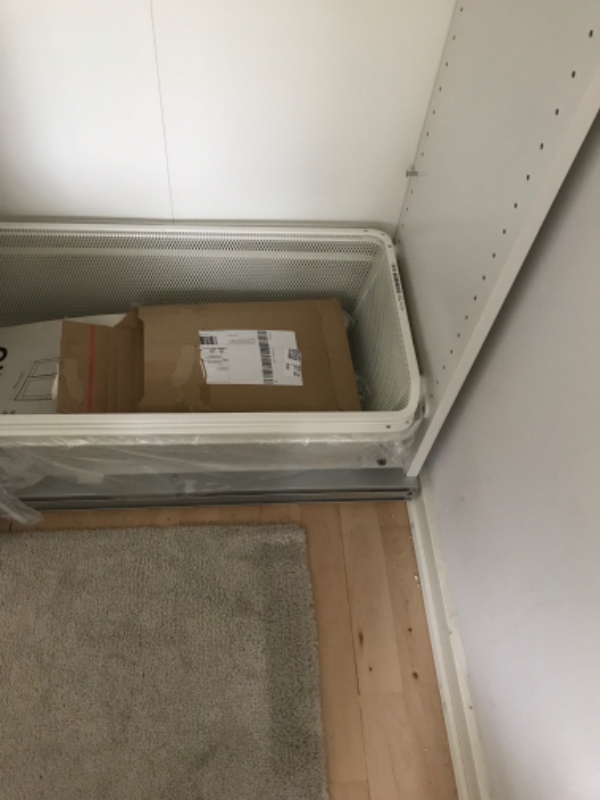 Færdigt samling af skydeskab fra Ikea i soveværelse