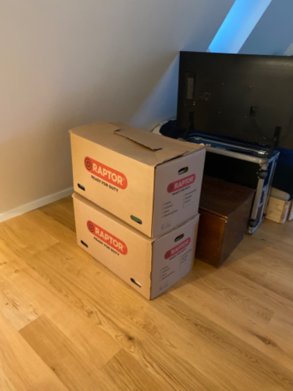 Hjælp til at flytte 4 flyttekasser, et bord, 4 plastik sække 3 etager ned til kælder. Tager ca 40min