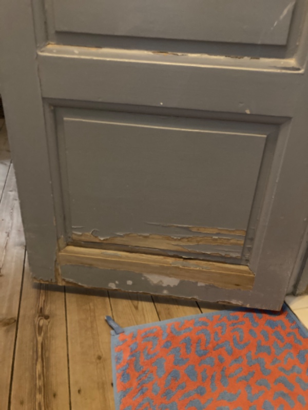 Slebet og malet 2 stk indvendige døre samt dørkarme. Skal males hvidt.