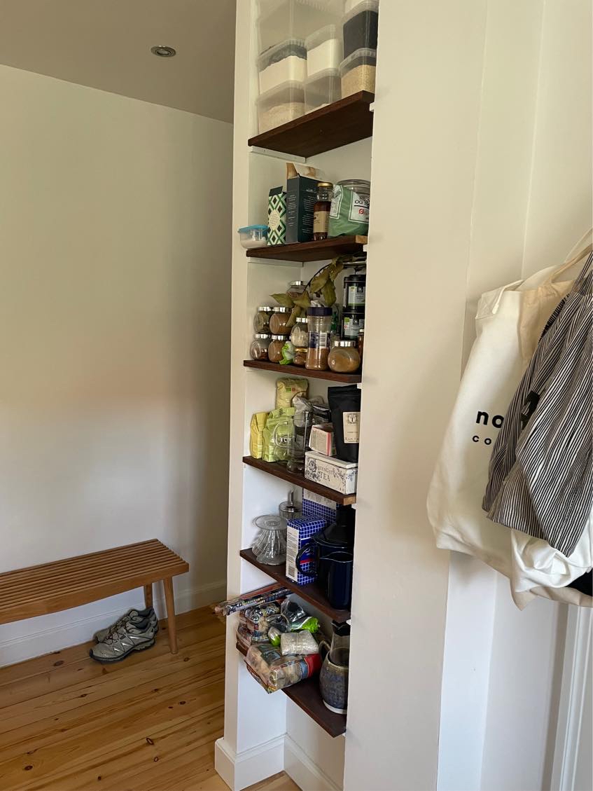 Låge og hylder til skab i køkkenet