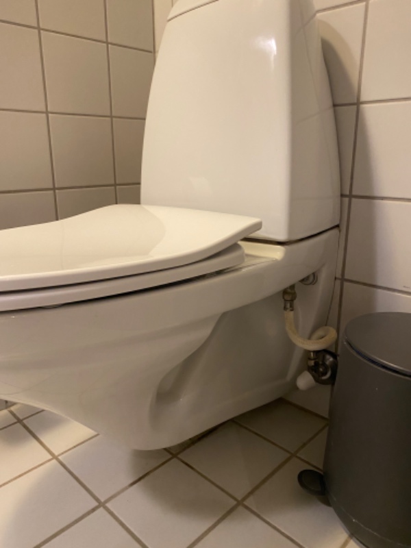 Udskiftning af væghængt toilet