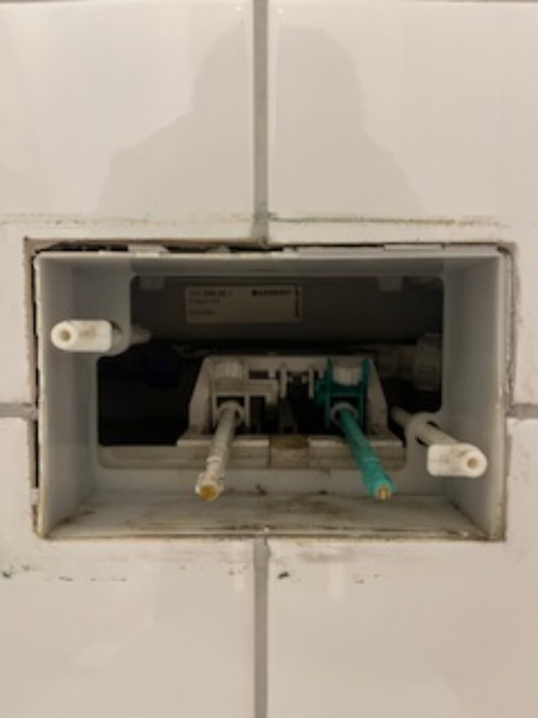 Toilet løber. Hjælp til udskiftning af udløbsventil. Geberit system.