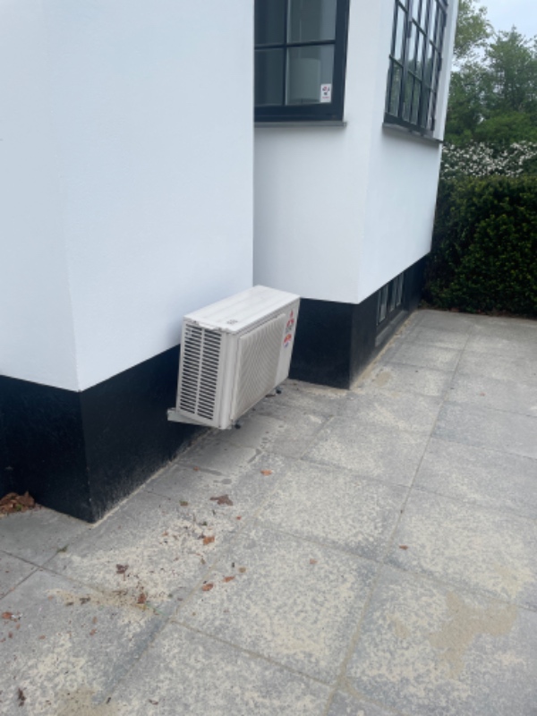 Fugning af altan Loftmaling og reparation Vinduesparti maling Juster havedør Varmepumpekasse Trappereparation Montering af fodliste Fastgør dørhåndtag