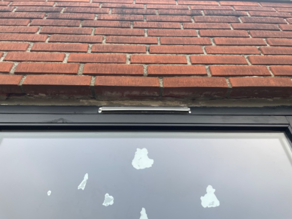 Tegloverligger ved 2 vindue ses med nebøjning og skal reperares plus montering af en nye hoveddør