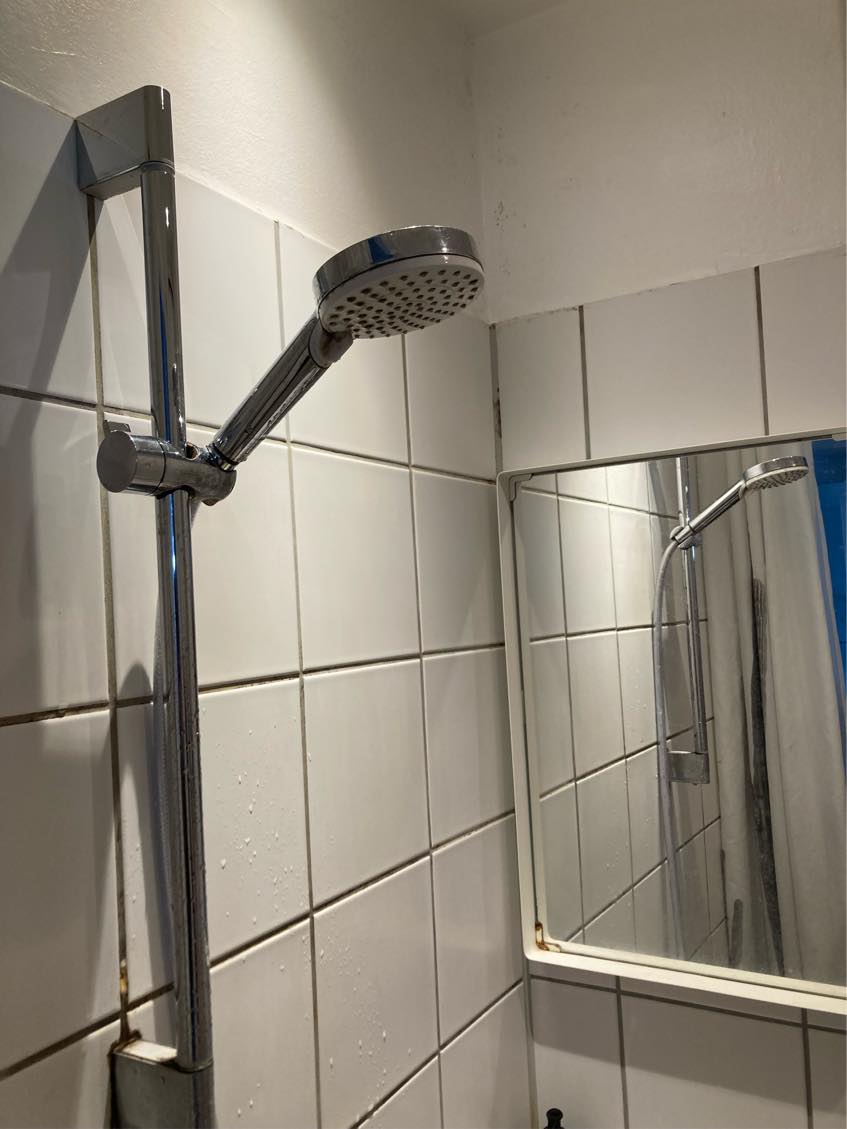 Nyt Blandingsbatteri, ny vask, ny svømmer i toilet og stærkere udluftning